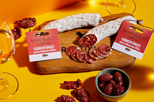 Salami der Saison (Sonnentomate und schwarze Oliven)