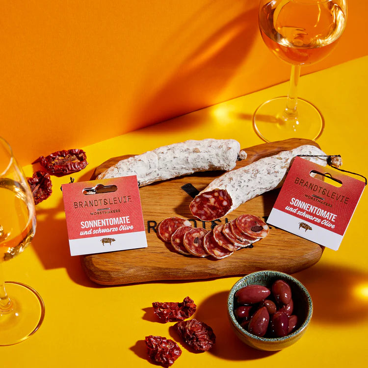 Salami der Saison (Sonnentomate und schwarze Oliven)